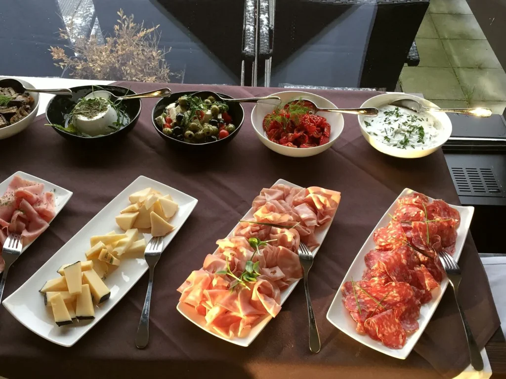 Antipastibuffet met Italiaanse charcuterie, kaas, olijven, zongedroogde tomaten en gegrilde aubergine